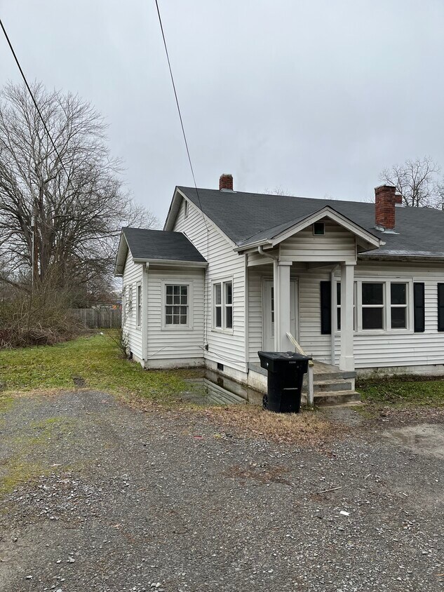 913 E Lincoln St Unit 913, Tullahoma, TN 37388 Apartments in