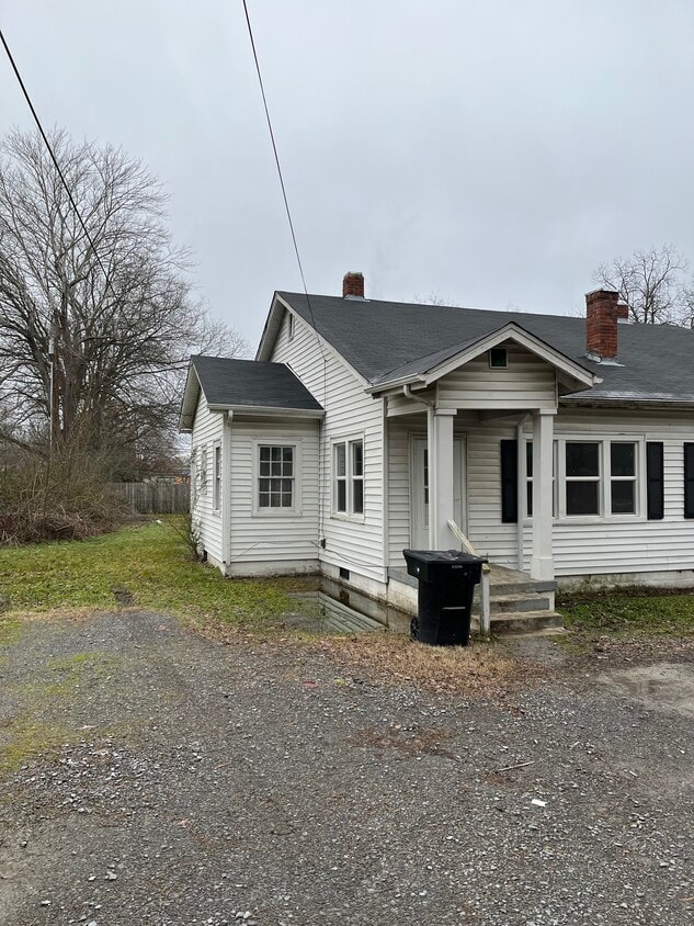 913 E Lincoln St Unit 913, Tullahoma, TN 37388 Apartments in