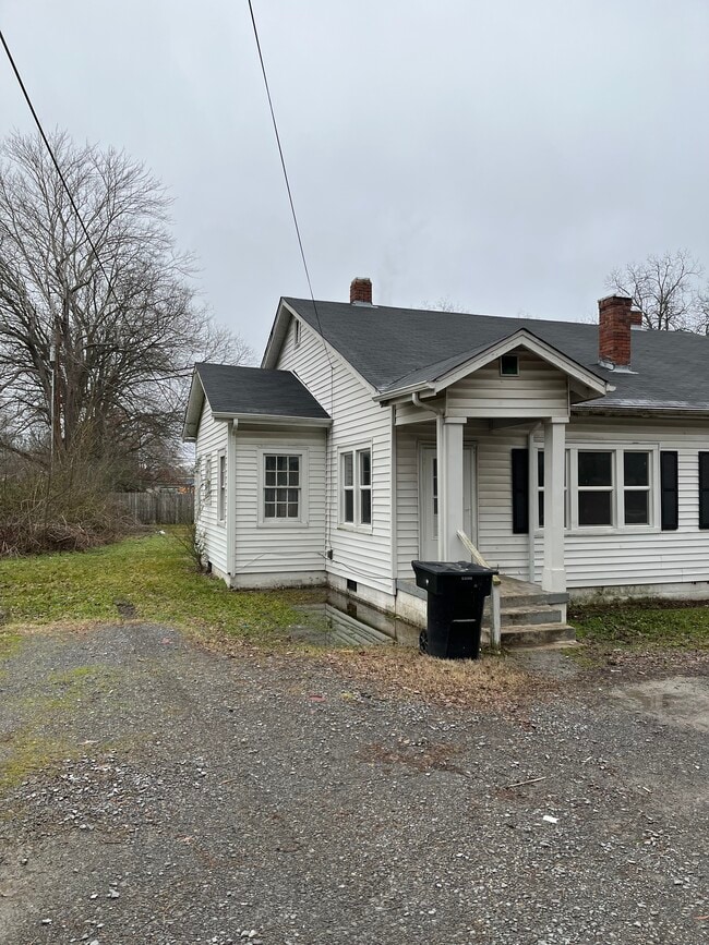 Building Photo - 913 E Lincoln St