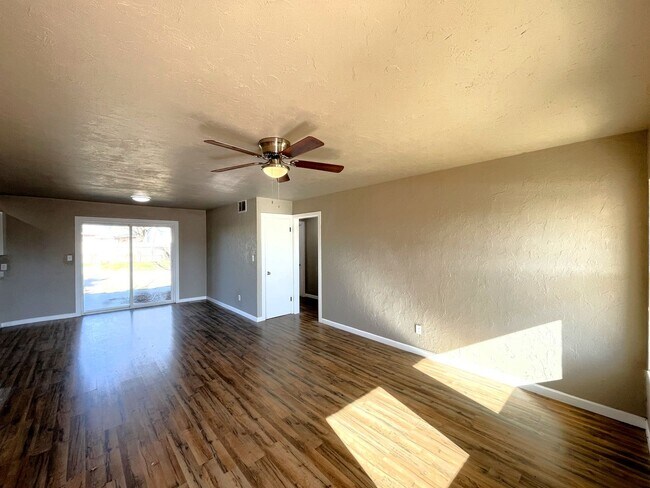 Building Photo - Welcome Home: Charming 3 bedroom, 1 bathro...