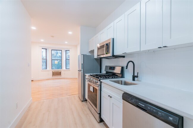 Building Photo - 153 1st St