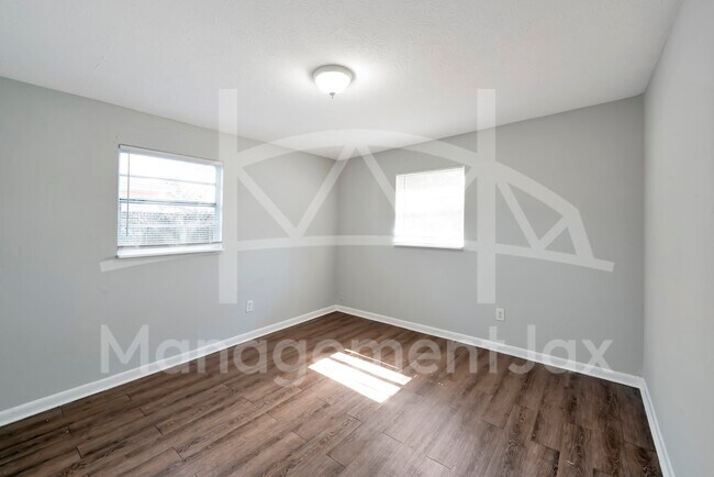 Foto del edificio - 1586 W 36th St