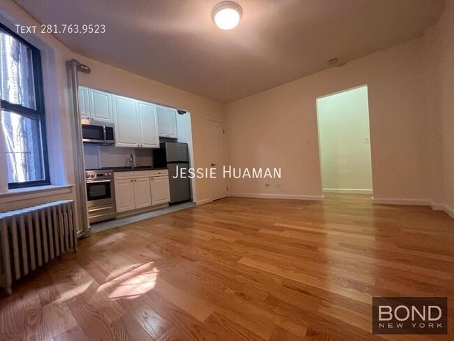 Building Photo - 218 W 10th St