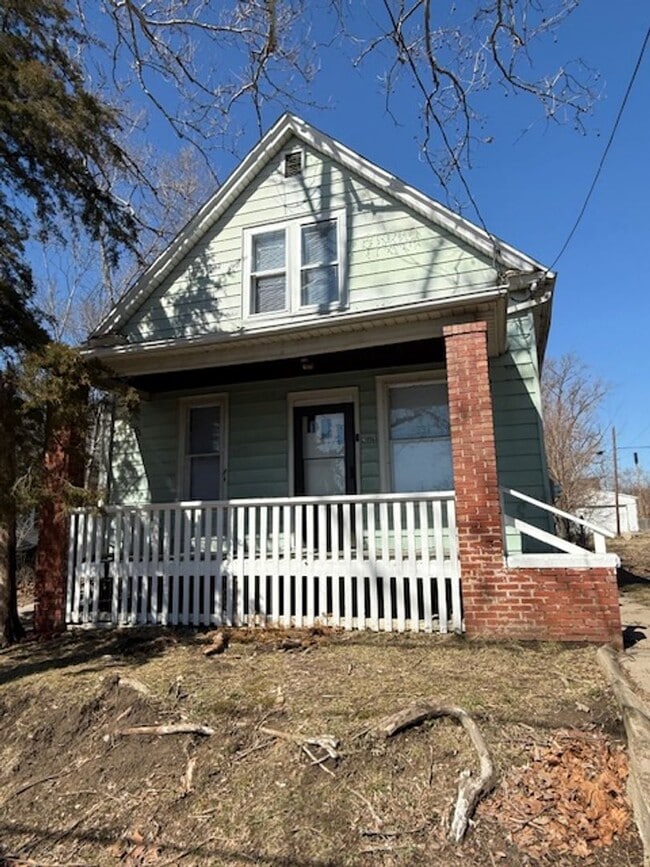 Building Photo - 903 W Brons Ave