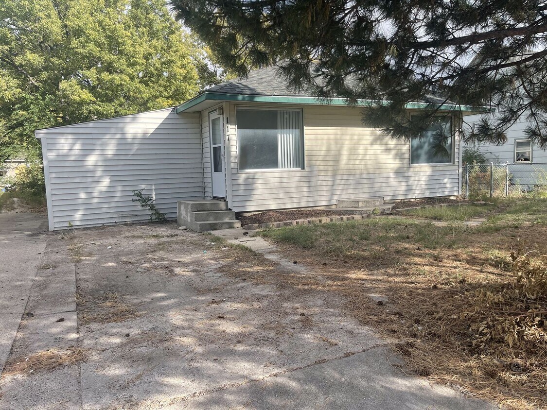 Primary Photo - Pet Friendly, two bedroom, one bathroom, h...