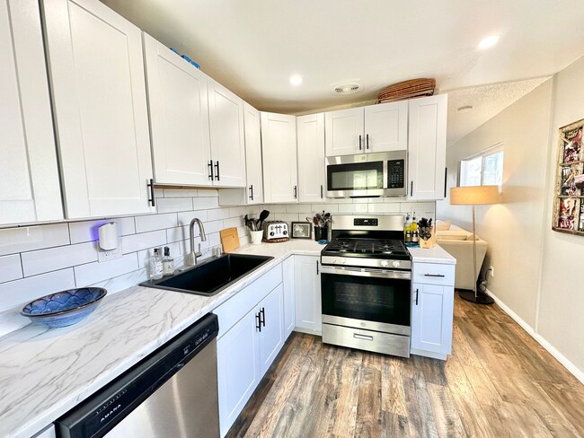 Foto del edificio - 6131-6133 Horton Drive