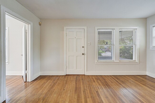Foto del edificio - Charming 2-Bedroom Home with Hardwood Floo...