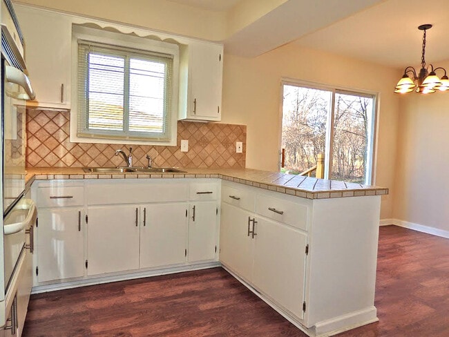 Foto del edificio - Newly Renovated 3-Bed, 1-Bath Bedford Ranch — Move-In Ready