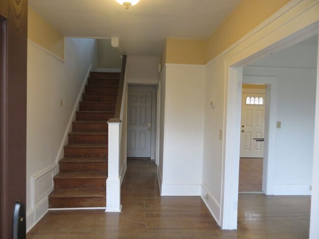Building Photo - Radford, 4BR/ 2.5BA, Available Aug 1st