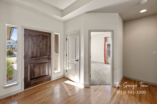 Foto del edificio - BEAUTIFUL 4BD + OFFICE MAIN-LEVEL LIVING H...