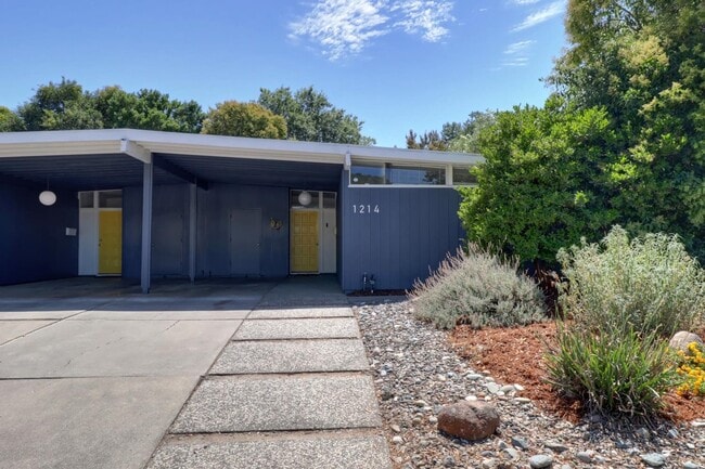Building Photo - 1214 Drake Dr