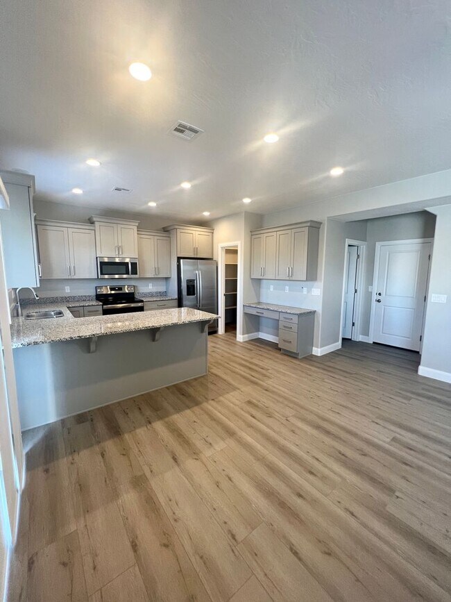 Foto del edificio - This beautiful like new 3-bedroom, 2.5-bathroom townhome in great location!
