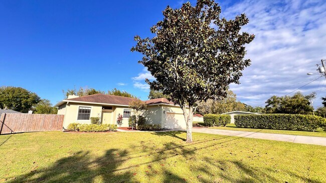 Building Photo - Charming Home in Sunny Slopes – Oviedo, FL