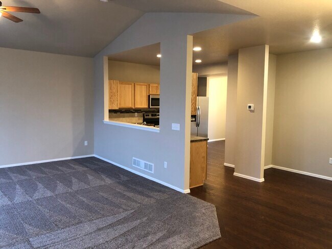 Foto del edificio - 696 Finch Dr