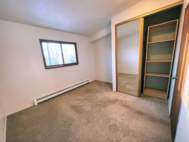 Foto del edificio - Spacious & Bright Top Floor Condo in East Anchorage, Close to Base + W/D In Unit!