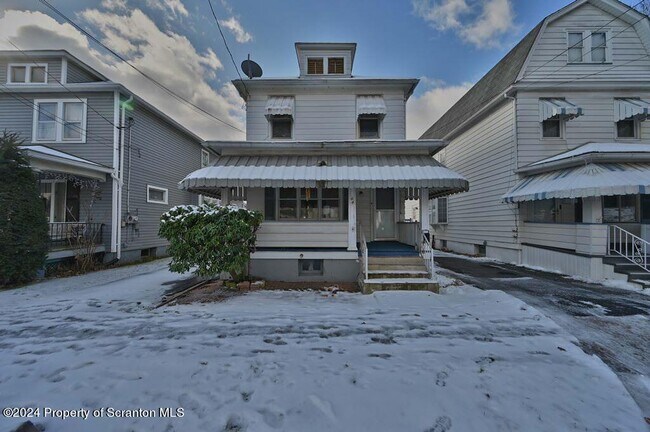 Building Photo - 44 Oak St