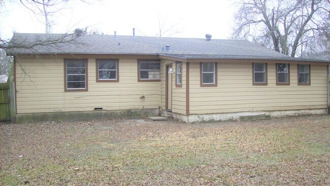 Building Photo - 2404 Meadow Ln