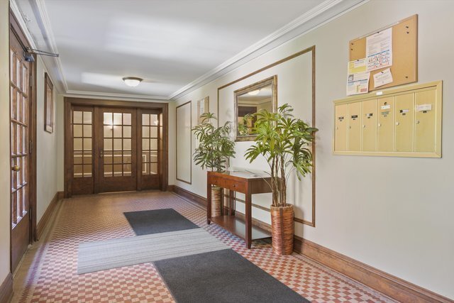 Foto del edificio - 1427 W Elmdale Ave