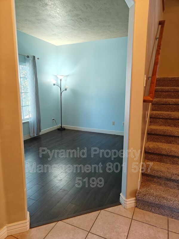 Building Photo - 2896 E Lookout Dr