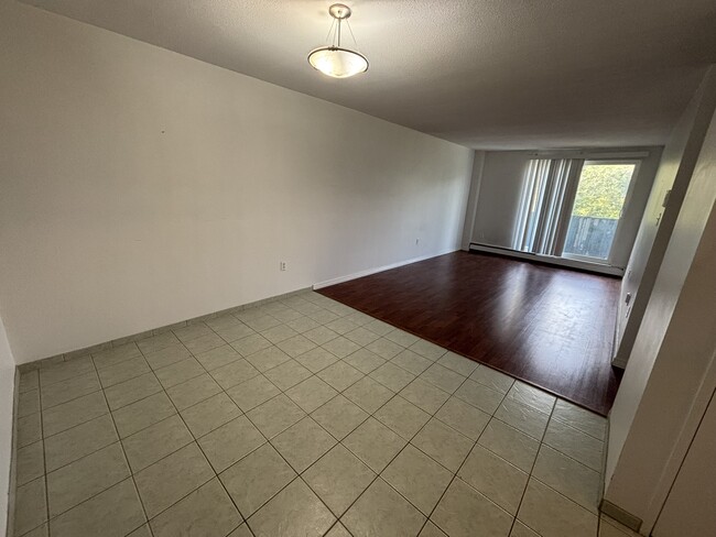 Building Photo - 225 Old Carriage Dr
