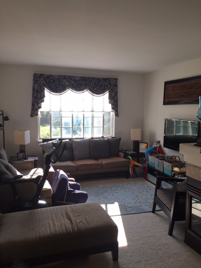Living Room - 1086 Savoy Ct