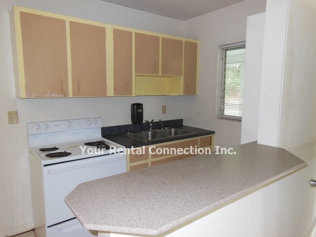 Building Photo - Broadway off East Lake Parker New Price