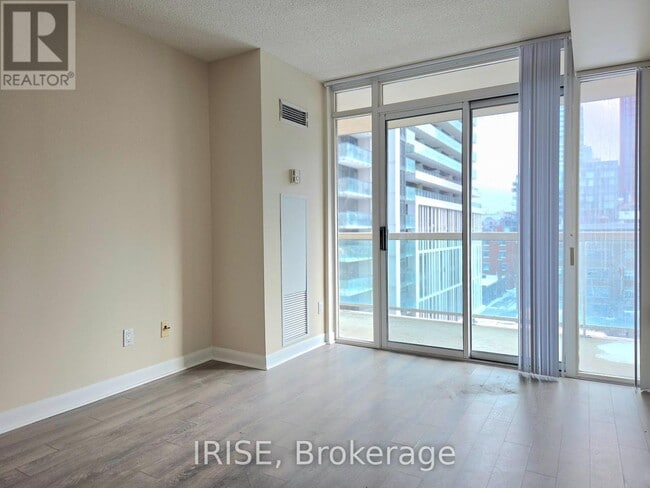 Building Photo - 323 Richmond St E