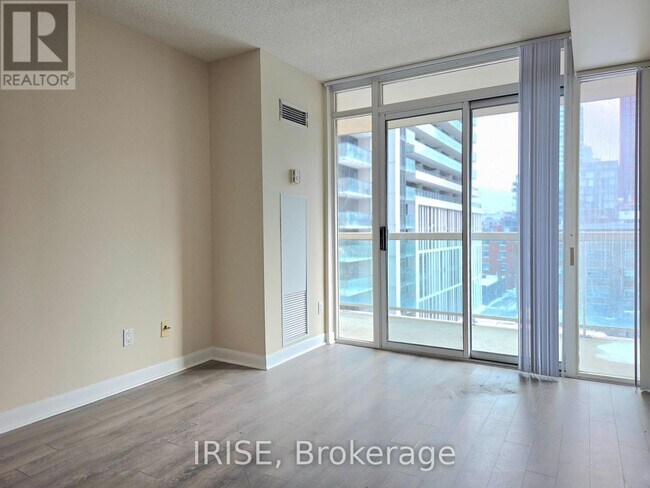 Photo du bâtiment - 323 Richmond St E