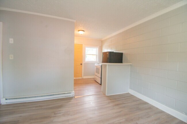 Building Photo - 1 Bedroom 1 Bathroom- New LVP Flooring!