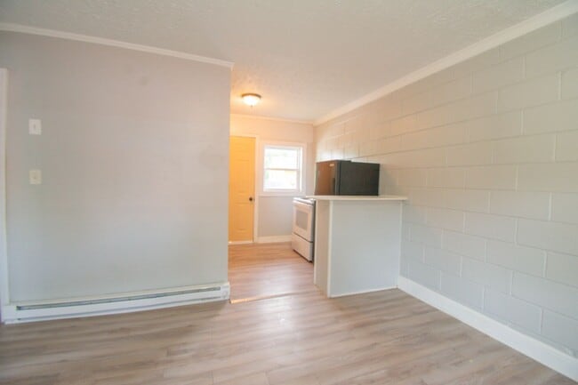 Foto del edificio - 1 Bedroom 1 Bathroom- New LVP Flooring!