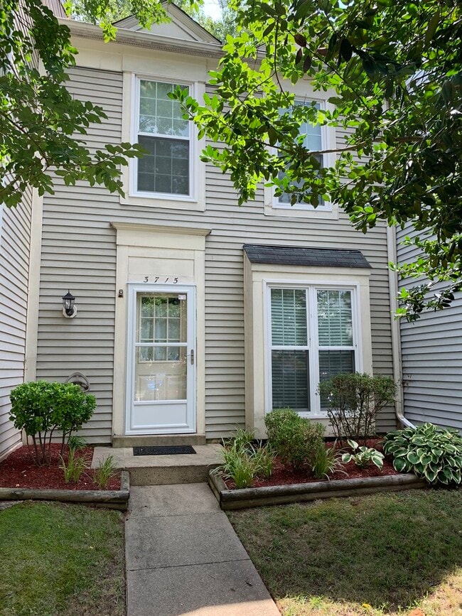 Foto del edificio - 3715 Hampton Ct