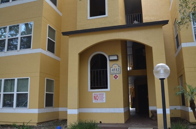 Building Photo - 2 bed 1 bath Condo !