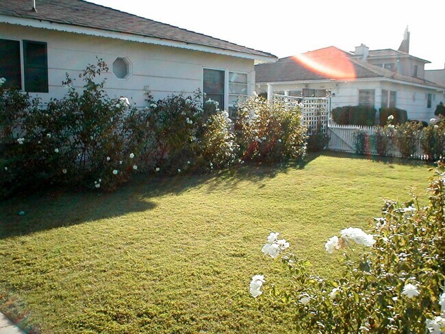 Jardín de rosas grande y privado con acceso controlado. - 6078 W 18th St