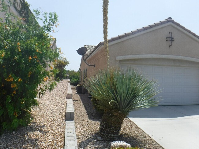 Foto del edificio - Sun City Anthem home right on the golf course!