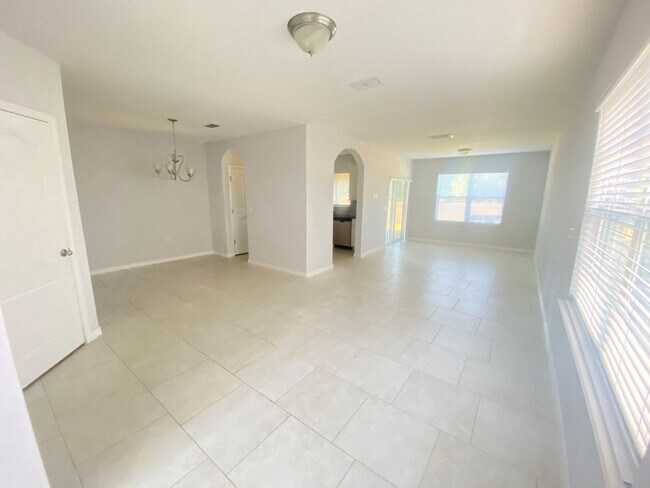 Building Photo - HUGE End Unit 3 bed, 2 1/2 bath + Attached...