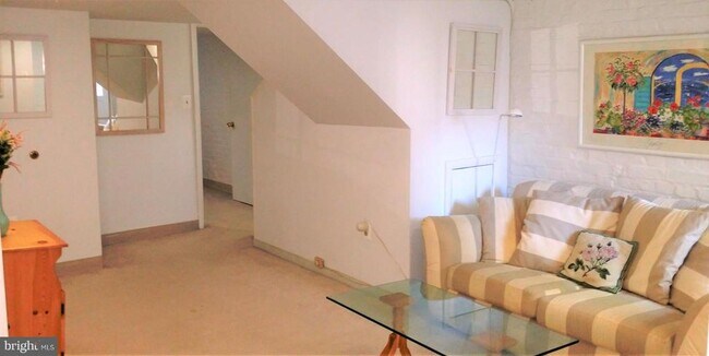 Foto del edificio - 2213 Hall Pl NW