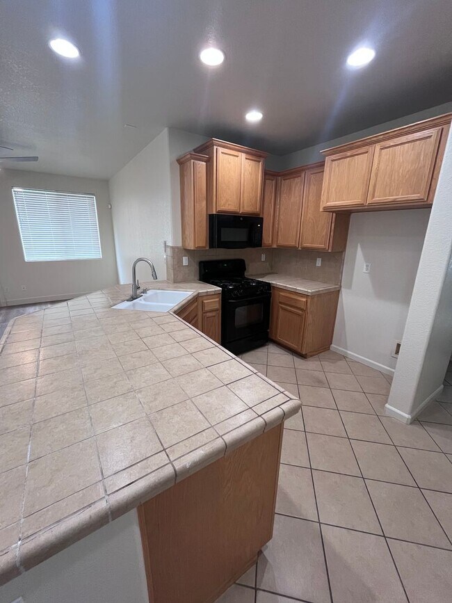 Foto del edificio - LOVELY 3 BEDROOM HOUSE IN NEWER SUBDIVISION!!