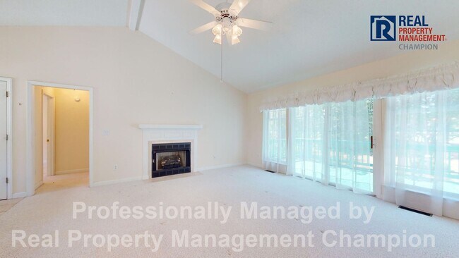 Foto del edificio - Vintage 3 Bedroom 2 Bathroom in the coveted Fairfield Harbour Subdivision!