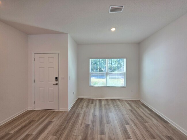 Foto del edificio - 3BR/2BA home with internet included