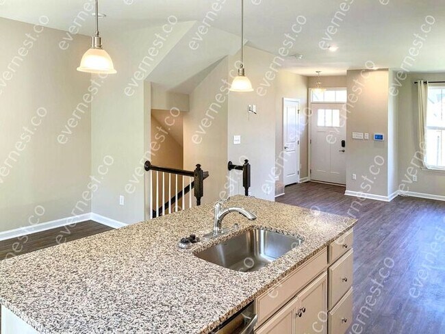 Foto del edificio - Gorgeous 3-Bedroom Townhouse with Modern C...