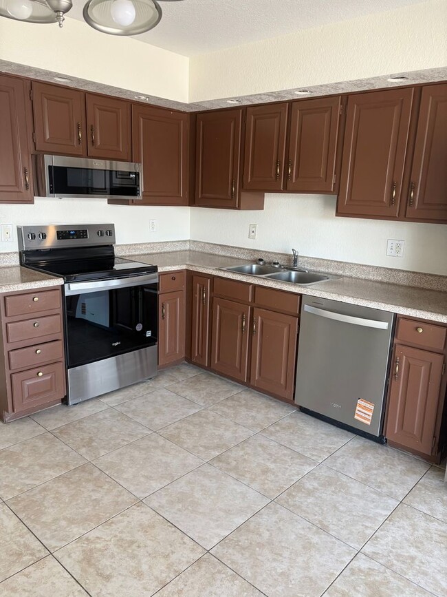 Building Photo - **EXCELLENT UPGRADED 3 BEDROOM/1 BATHROOM/...