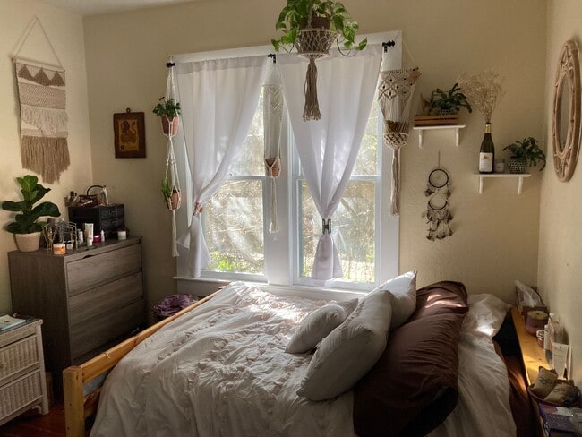 Foto del edificio - Beautiful, Large 3 Bedroom House Steps fro...