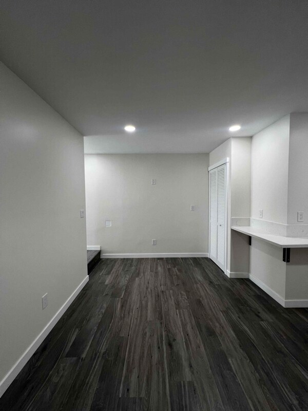 Building Photo - 214 E Park Ave