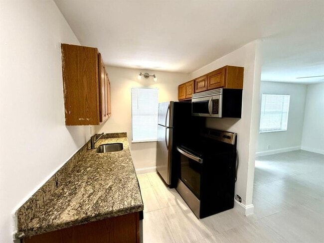 Building Photo - 607 NE 29th Dr