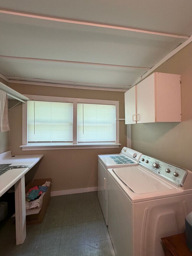 Building Photo - Charming Remodeled Farmhouse with Large Yard in Convenient Kingsport Location