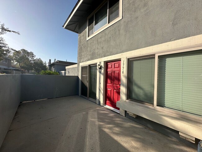 Building Photo - Stunning 2+2.5 Las Flores Townhome
