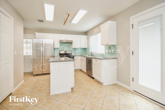 Building Photo - 4004 Ashwood Dr