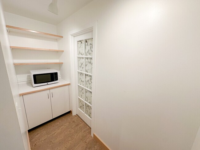 Building Photo - 429 N 61st St