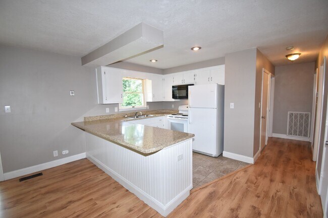 Building Photo - 2 Bedroom Pet Friendly Home For Rent!