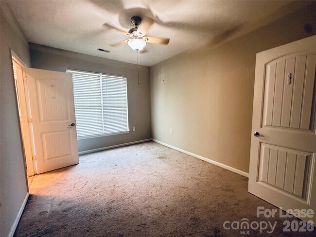 Foto del edificio - 15402 St Christopher Ct